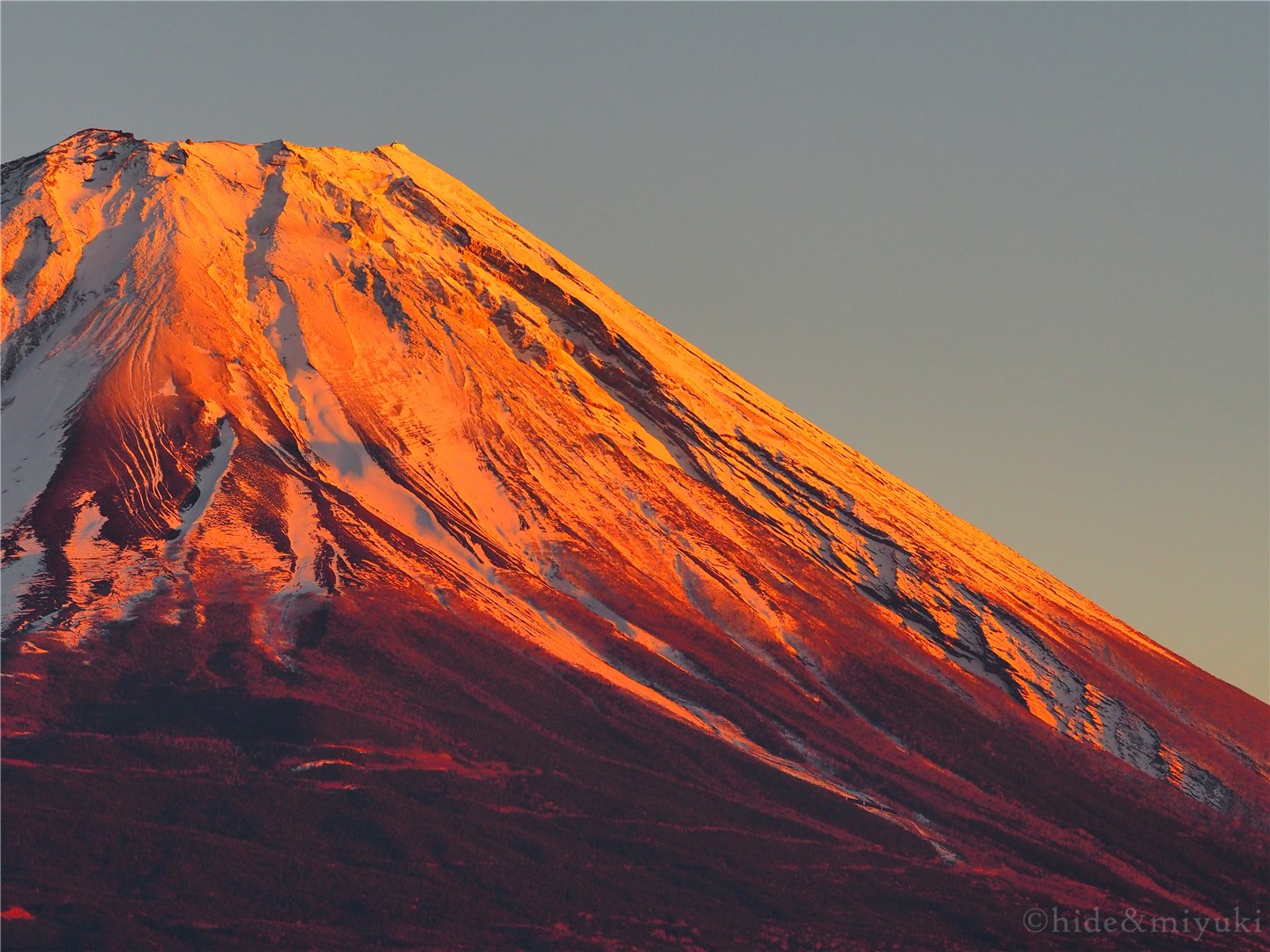 夕日に照らされる富士山。彩度増し、暗めで。