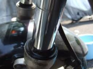 バイク フロントフォークからオイルが漏れた 対処 修理 方法と応急処置について Gn125と過ごすseのブログ